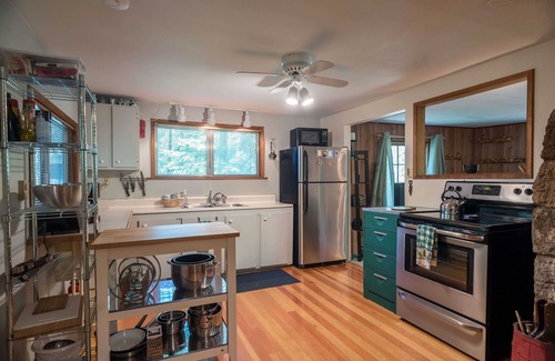 Welches Cabin | River front, hot tub, cozy cabin feel!