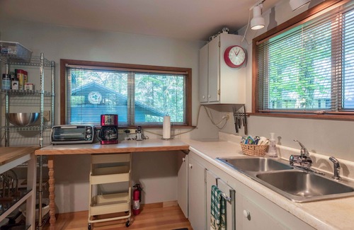 Welches Cabin | River front, hot tub, cozy cabin feel!
