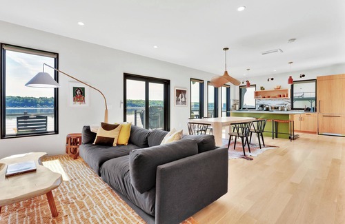 Malden House | River front luxury + hot tub, next to HITS