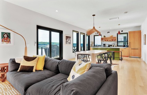 Malden House | River front luxury + hot tub, next to HITS