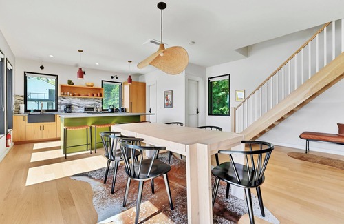 Malden House | River front luxury + hot tub, next to HITS