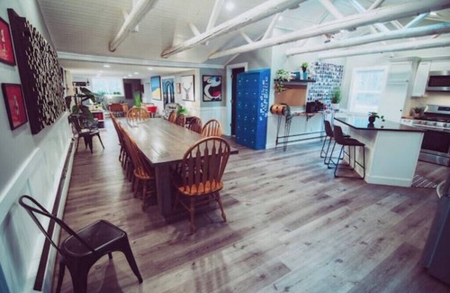 Free Soil House | RIVER FRONT Pickleball & Bball Patio-Pets-2 houses