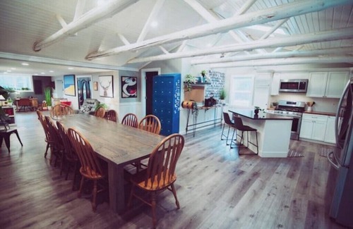Free Soil House | RIVER FRONT Pickleball & Bball Patio-Pets-2 houses