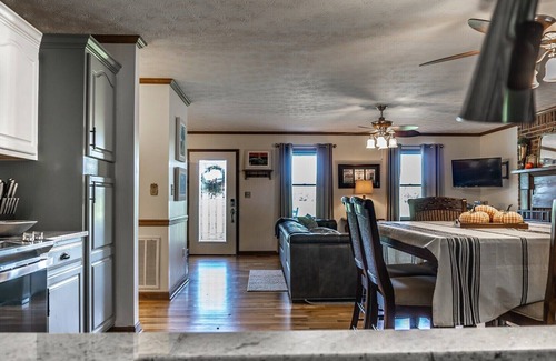 Elizabethton House | River Frontage and Mountain Views