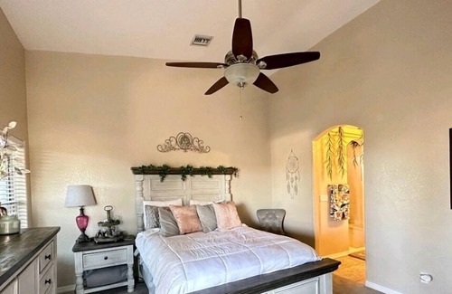 Fort Mohave House | River Getaway. Swimming pool Jaquzzi water slide, fire pit. Casinos min away.