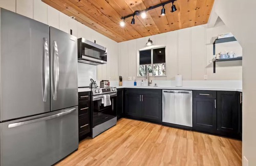 Springville Cabin | River Haus Sequoia - Views+KingBeds+HotTub+Modern