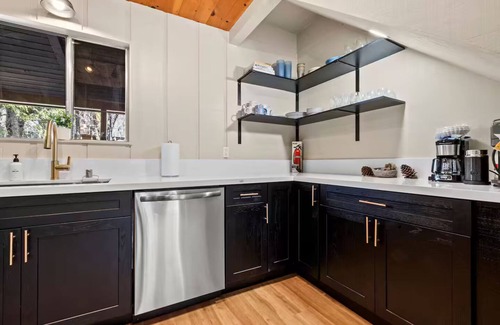 Springville Cabin | River Haus Sequoia - Views+KingBeds+HotTub+Modern