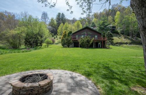 Fleetwood House | River Haven on the New River - Hot Tub & Ultimate Outdoor Space! Sleeps 6!