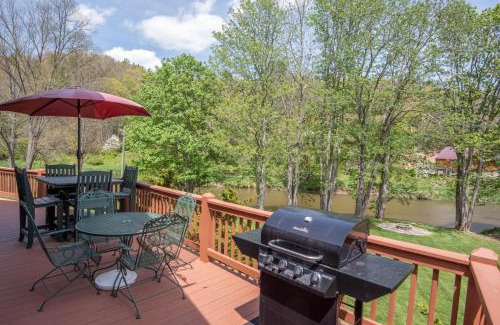 Fleetwood House | River Haven on the New River - Hot Tub & Ultimate Outdoor Space! Sleeps 6!
