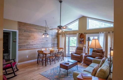 Fleetwood House | River Haven on the New River - Hot Tub & Ultimate Outdoor Space! Sleeps 6!