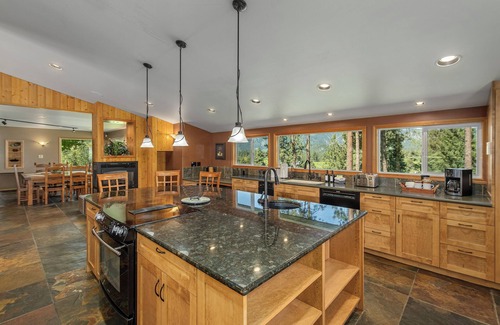 Leavenworth House | River Heights Home-View, WIFI, Hot Tub, Dogs, BBQ
