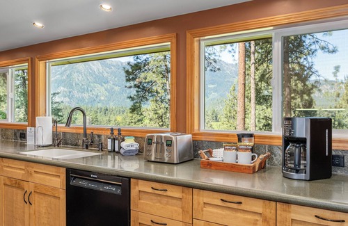 Leavenworth House | River Heights Home-View, WIFI, Hot Tub, Dogs, BBQ