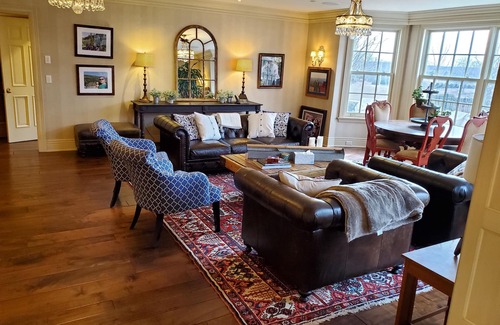 River Hills House | River Hills Estate 15 minutes from Downtown Milwaukee