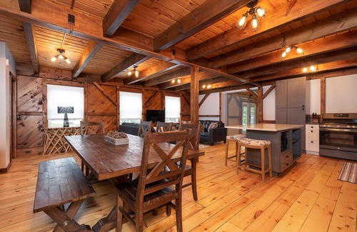North Conway House | RIVER! Hot tub, Movie theater, Sauna, Massage chair