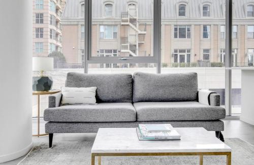 Near North Side Apartment | River N 1BR w Gym Pool nr Magnificent Mile CHI-125