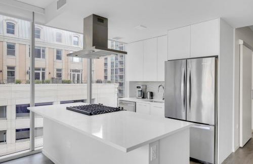 Near North Side Apartment | River N 1BR w Gym Pool nr Magnificent Mile CHI-125