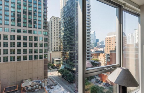 Near North Side Apartment | River North jr 1br w game room nr beach L CHI-971