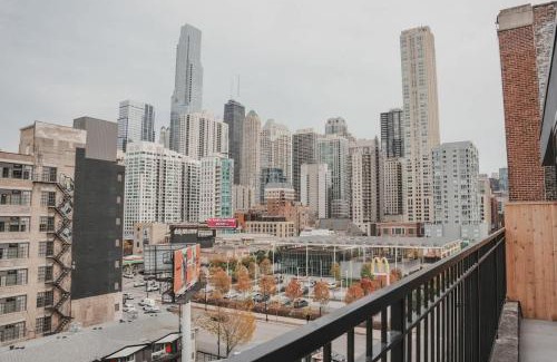Near North Side Apartment | River North Private Balcony With In and Out Parking