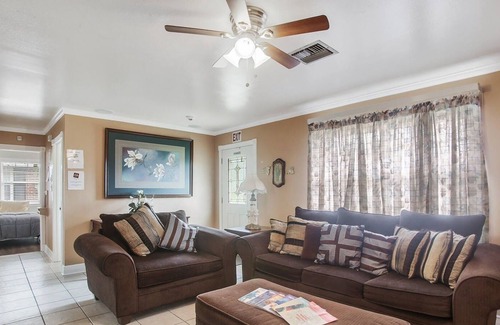Old Aurora House | River Oaks Point Vacation Minutes to Downtown Quiet Area! by Redawning