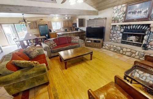 Red River House | River Ritz - Updated - Under New Management - In Town - Near the Ski Area - Fire