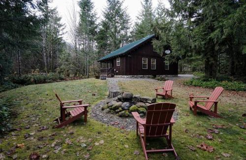 Skykomish Ski Chalet | River Rock Chalet : Hot Tub, Pets, Stevens Pass