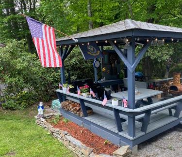 Newland House | River Run Cottage Modern 2BR Waterfront Retreat in Linville Land Harbor