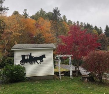 Newland House | River Run Cottage Modern 2BR Waterfront Retreat in Linville Land Harbor