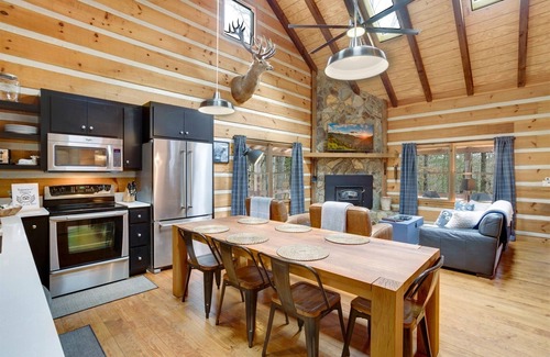 Dial Cabin | River Runners Retreat— Hot Tub, Fire Pit, Luxury Living and River Adventures