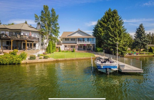 Post Falls House | River's Edge Oasis, private dock, 2 kitchens, pool table, dog friendly!