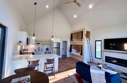 Stanton Cabin | River's Edge | RRG | Hot Tub | Mountain View