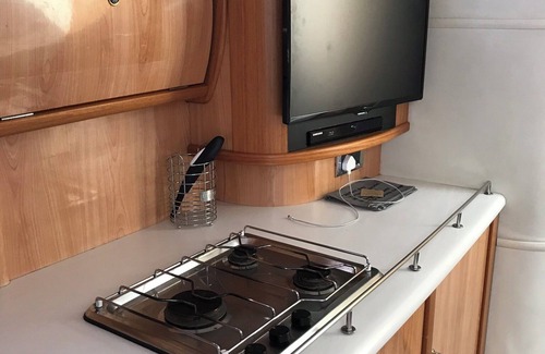 Runnymede Boat Rental | River Thames Relaxation , Entire motor Yacht ⚓️
