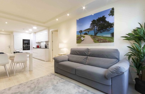 San Sebastian Centro Apartment | River | The Rentals Collection