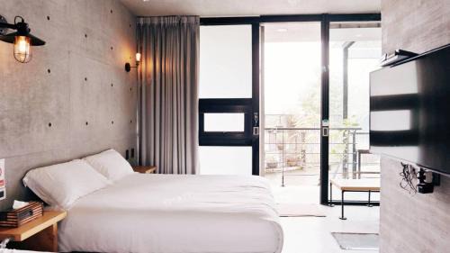 Dongshan House | River