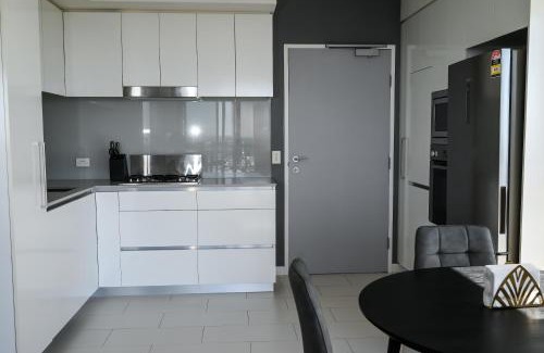 Bowen Hills Apartment | River view apartment in Brisbane with parking