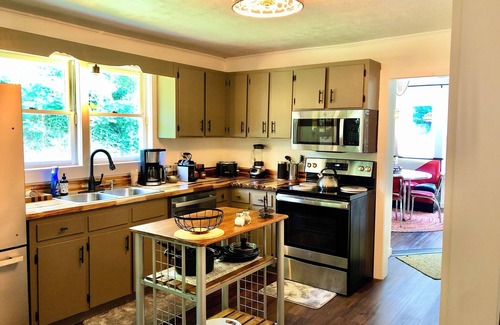 Clyde House | River view, beautiful, peaceful, private 2 bed/2 bath. 20 miles to Ashville