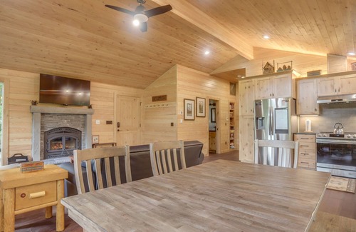 Welches Cabin | River View Cabin - Cozy Cabin, Awesome Views, Fireplace, Hot Tub