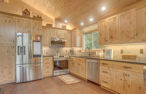Welches Cabin | River View Cabin - Cozy Cabin, Awesome Views, Fireplace, Hot Tub