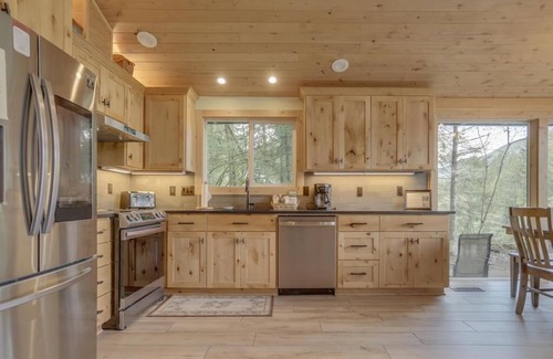 Welches Cabin | River View Cabin - Cozy Cabin, Awesome Views, Fireplace, Hot Tub