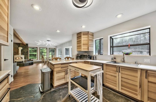 Christmas Valley House | River View Retreat-come play in the mountains, hike, explore.