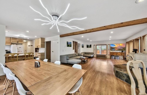 Christmas Valley House | River View Retreat-come play in the mountains, hike, explore.