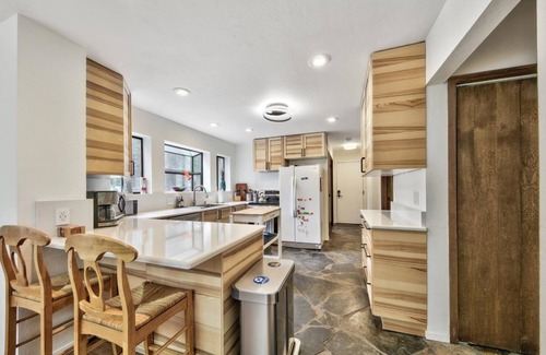 Christmas Valley House | River View Retreat-come play in the mountains, hike, explore.