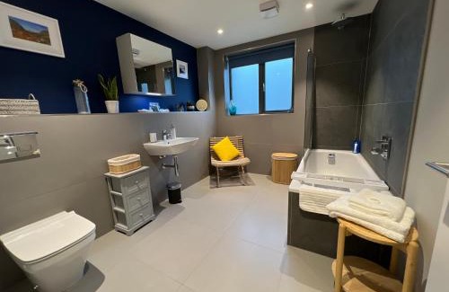 Backbarrow Apartment | River Vista Retreat - Luxury duplex Apt - Views - Parking - Cycle storage - Spa access option