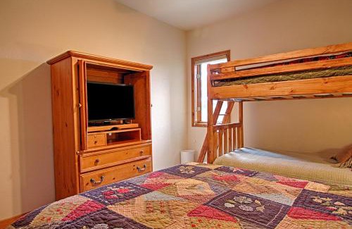 Four O'Clock Apartment | Riverbend Lodge 102 by Great Western Lodging