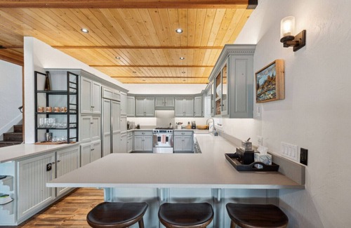 Grantsdale Cabin | Riverbend Lodge: Private Riverfront Luxury Home