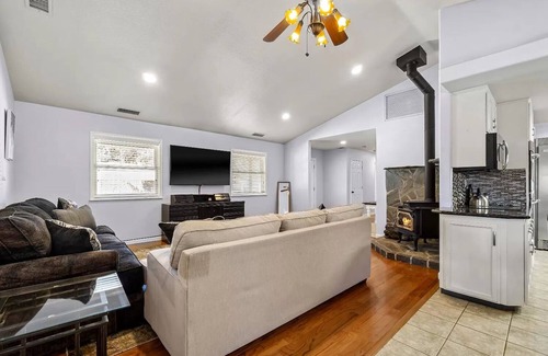 Yosemite Lakes House | Riverdell Hideaway is your private riverfront retreat.