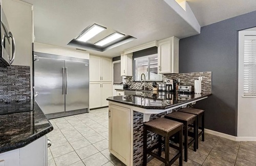Yosemite Lakes House | Riverdell Hideaway is your private riverfront retreat.