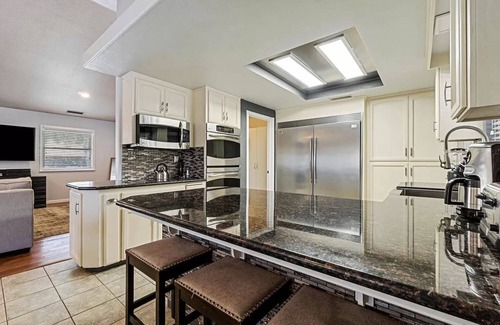 Yosemite Lakes House | Riverdell Hideaway is your private riverfront retreat.