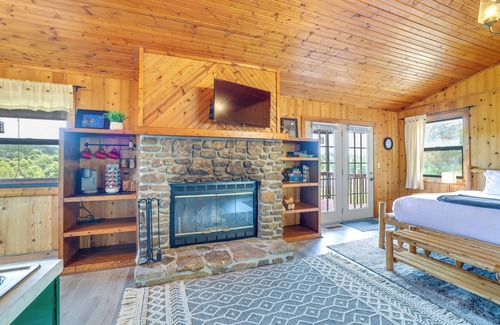 Berryville Cabin | Riverfront Berryville Cabin w/Grill & Fireplace!