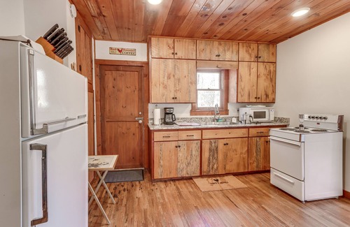 Raccoon Ridge Cabin | Riverfront Blue Ridge Cabin w/Private Beach!