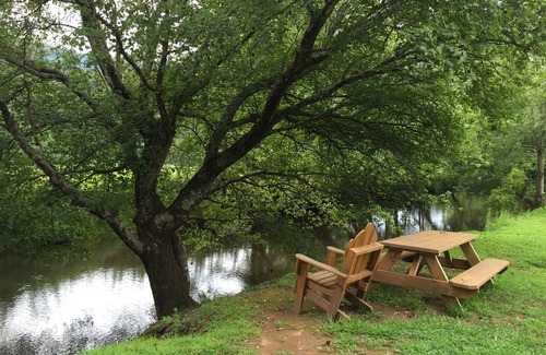 Hiawassee Cabin | Riverfront Cabin 3 Bd, 2.5 Bath, WIFI, Pool, Covered Parking, Paved Drive